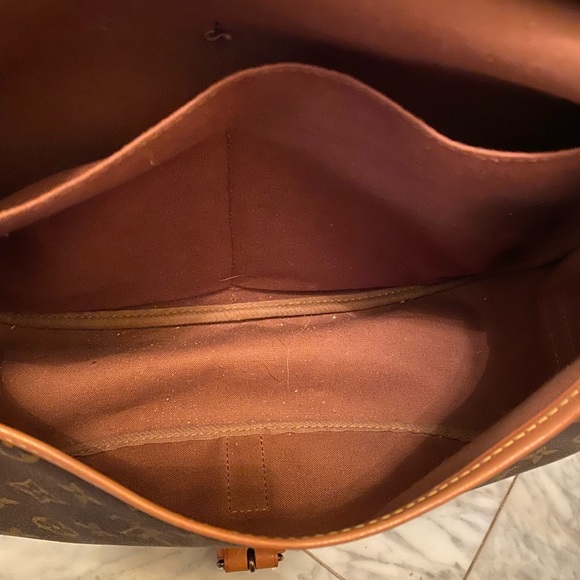 Authentic Louis Vuitton Saumur 2 sided crossbody. - Picture 8 of 14